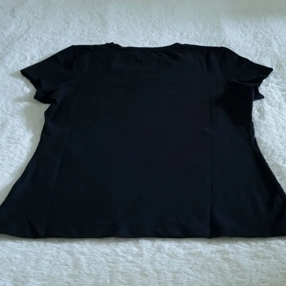Guess❓Jet Black🖤 Carrie Floral💐 Logo Tee👕 - NWT
